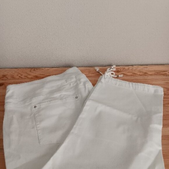 Belle by Kim Gravel TripleLuxe Twill Pull-On Capri Jeans , White Sz 24W a397123 - Picture 4 of 4